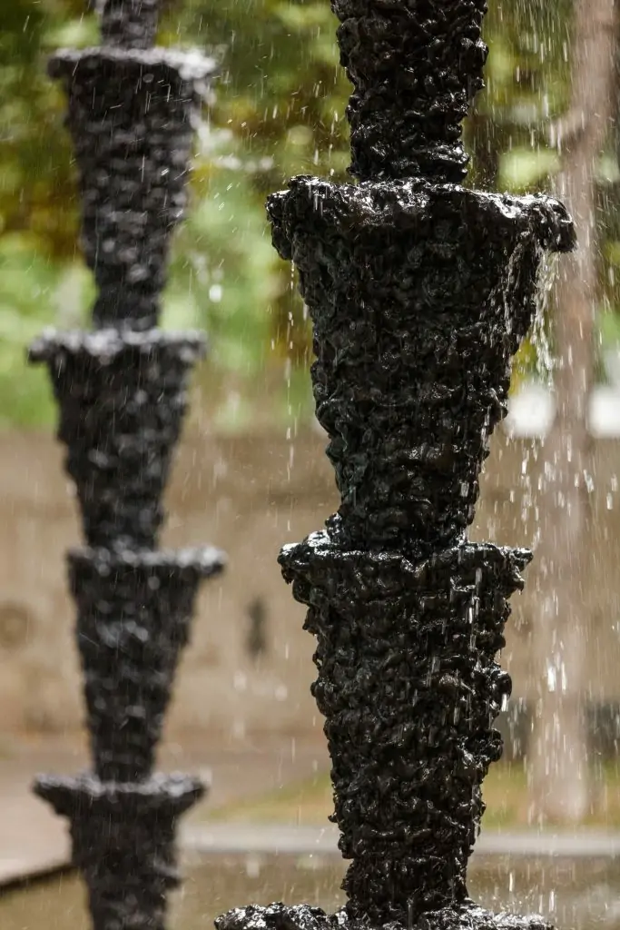 Lynda Benglis gathers her fountains in a private garden in Madrid