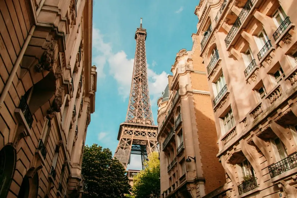 Travel Destinations as Custom Wall Art: A New Trend in Home Decor