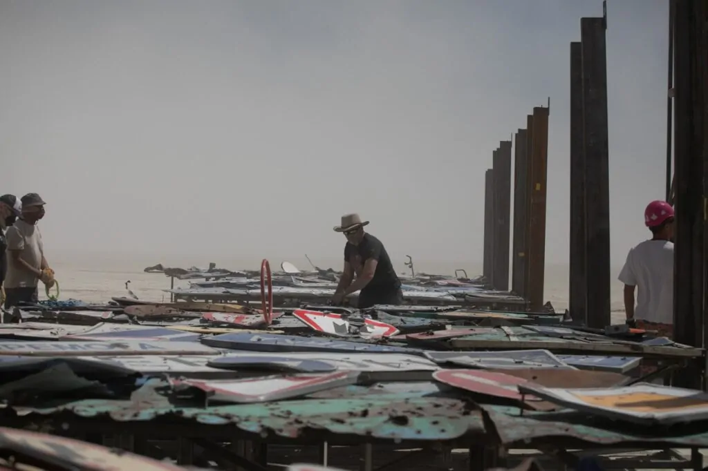 Oleksiy Sai presenta poderosa escultura 'Estoy bien' en Burning Man