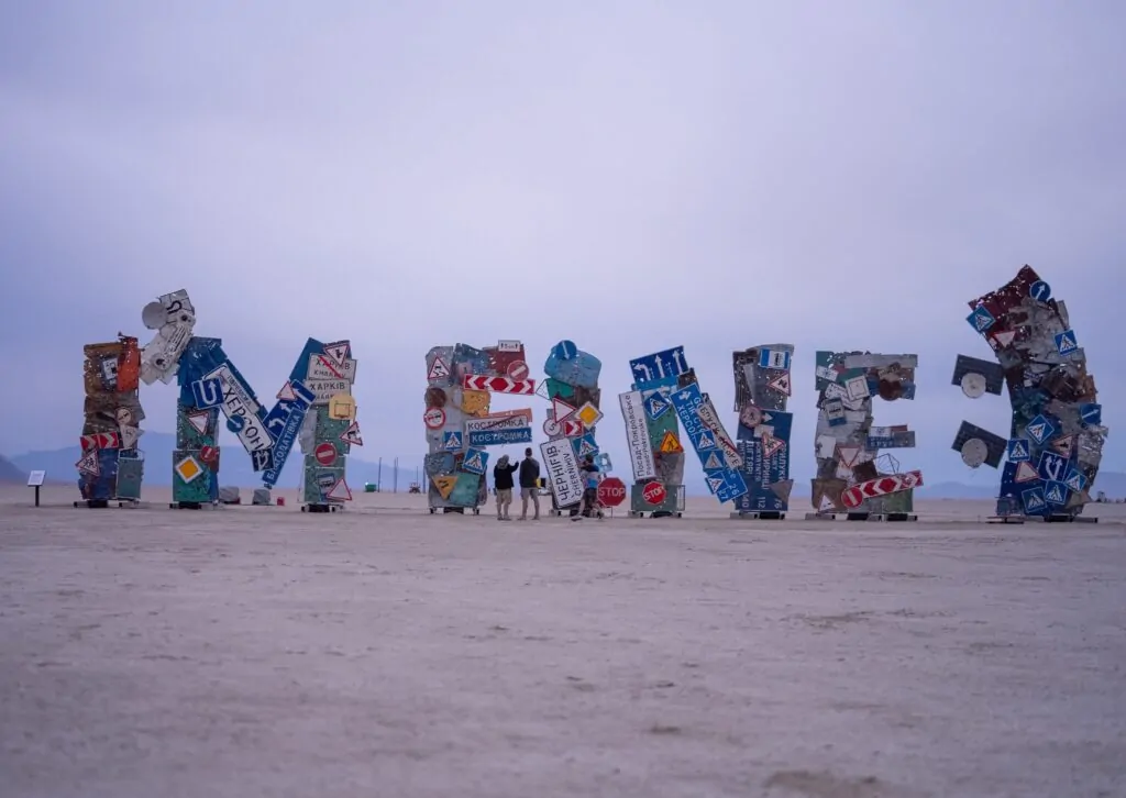 Oleksiy Sai presenta poderosa escultura 'Estoy bien' en Burning Man