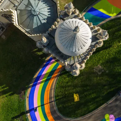Brighton artist Lois O’Hara Paints the Pavilion Path in Living Colour
