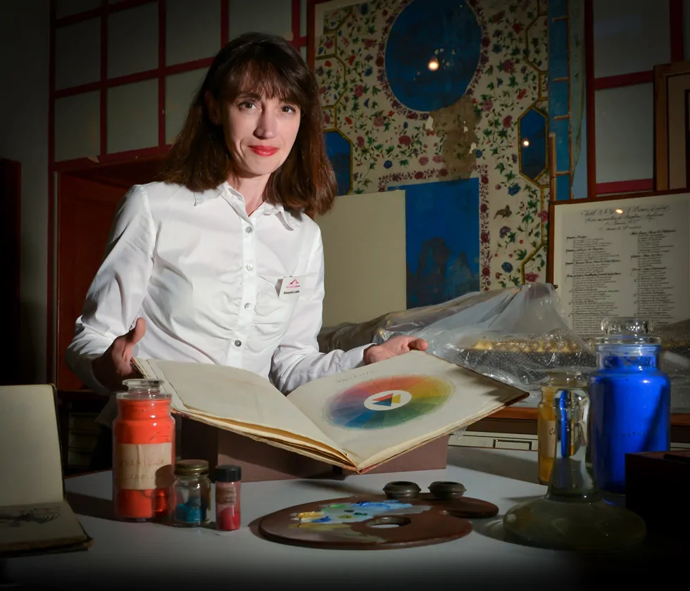 Brighton artist Lois O’Hara Paints the Pavilion Path in Living Colour